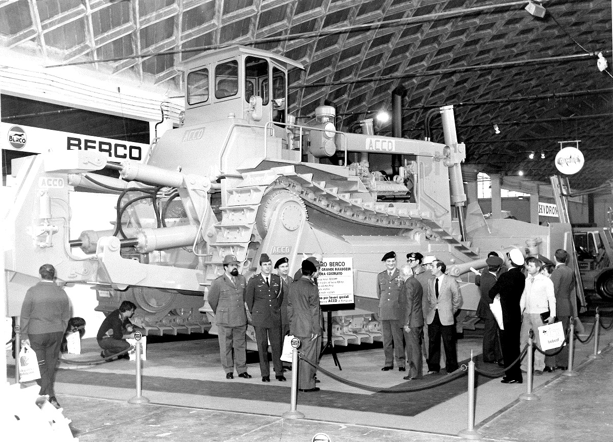 Super dozer Acco presented at SaMoTer in 1981