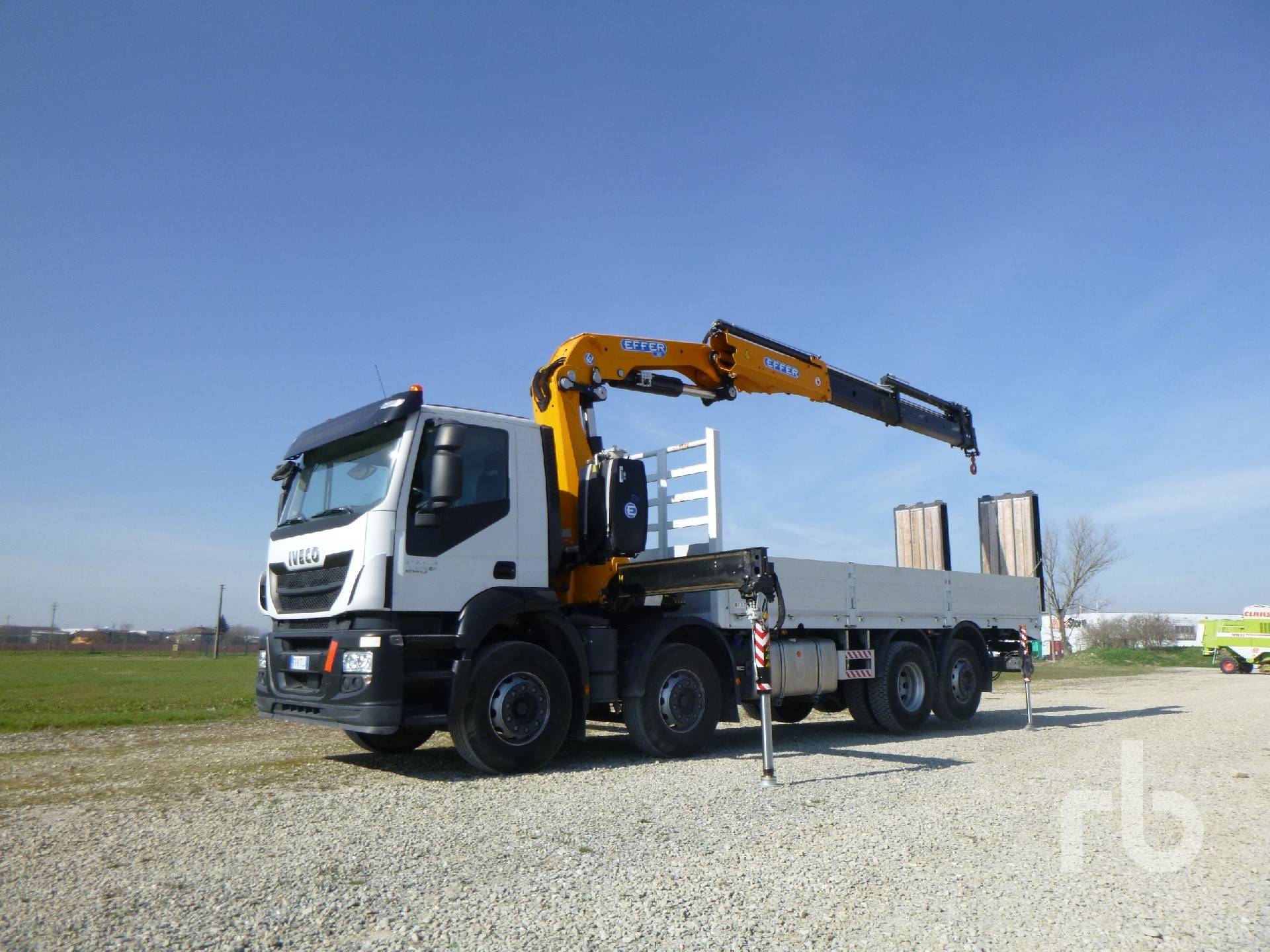 2017 IVECO STRALIS 460 8x2 Autocarro con gru e pianale.jpg