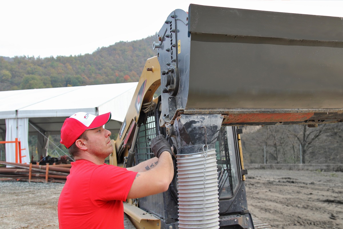 Mixing bucket safe discharge by Cangini Benne